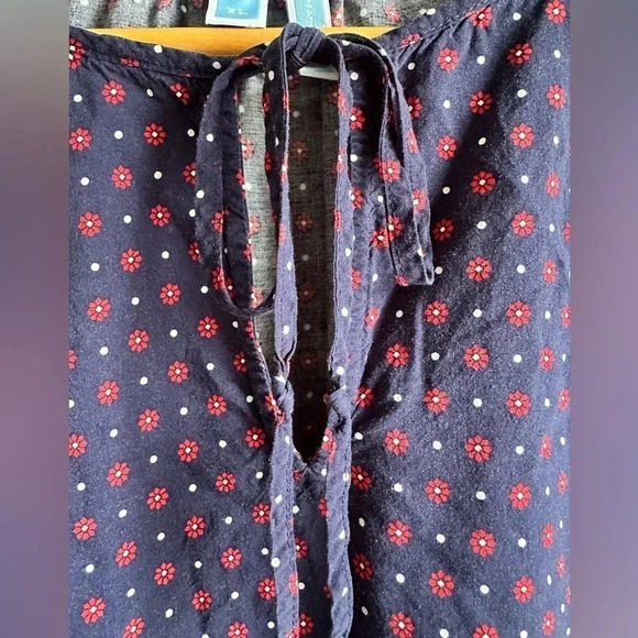 Draper James 100% Rayon blouse. Blue w/ small red flowers. SS sz XL - Picture 4 of 8